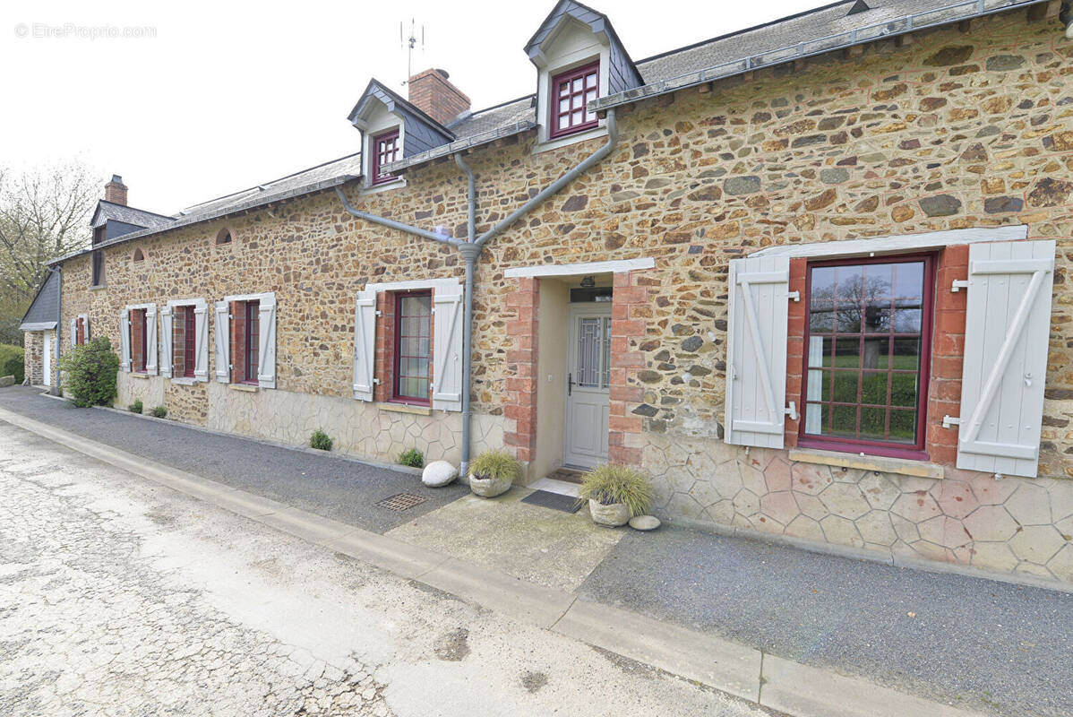 Maison à FROMENTIERES