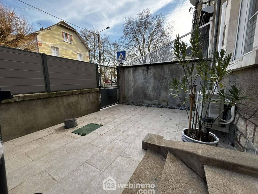 Côté rue : la cour fermée donne accès au rez-de-chaussée. - Maison à CHATELLERAULT