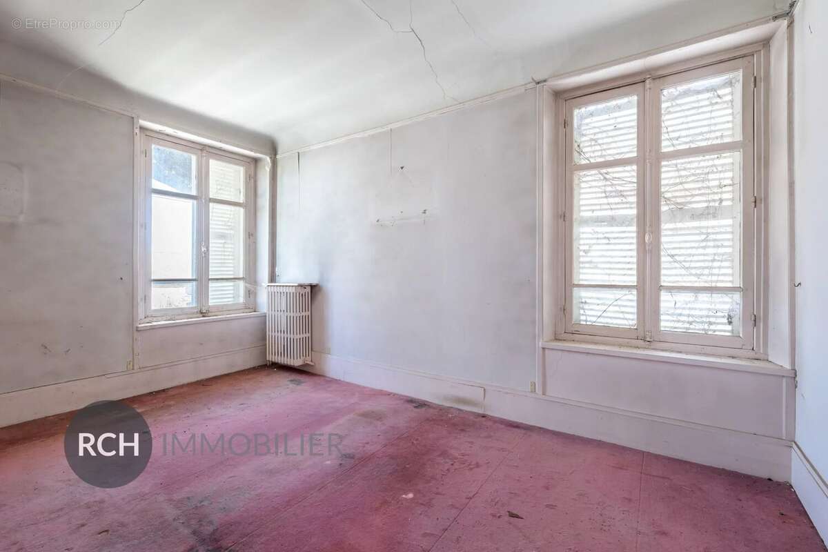 Maison à LA QUEUE-LES-YVELINES