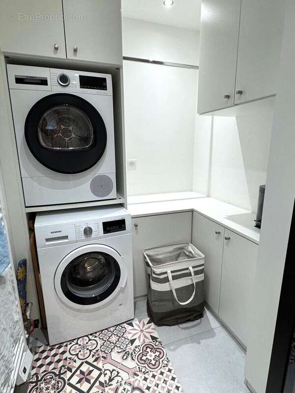 Ce niveau est complété par une buanderie et un garage double avec porte automatique. - Maison à SAINT-PIERRE-DU-PERRAY