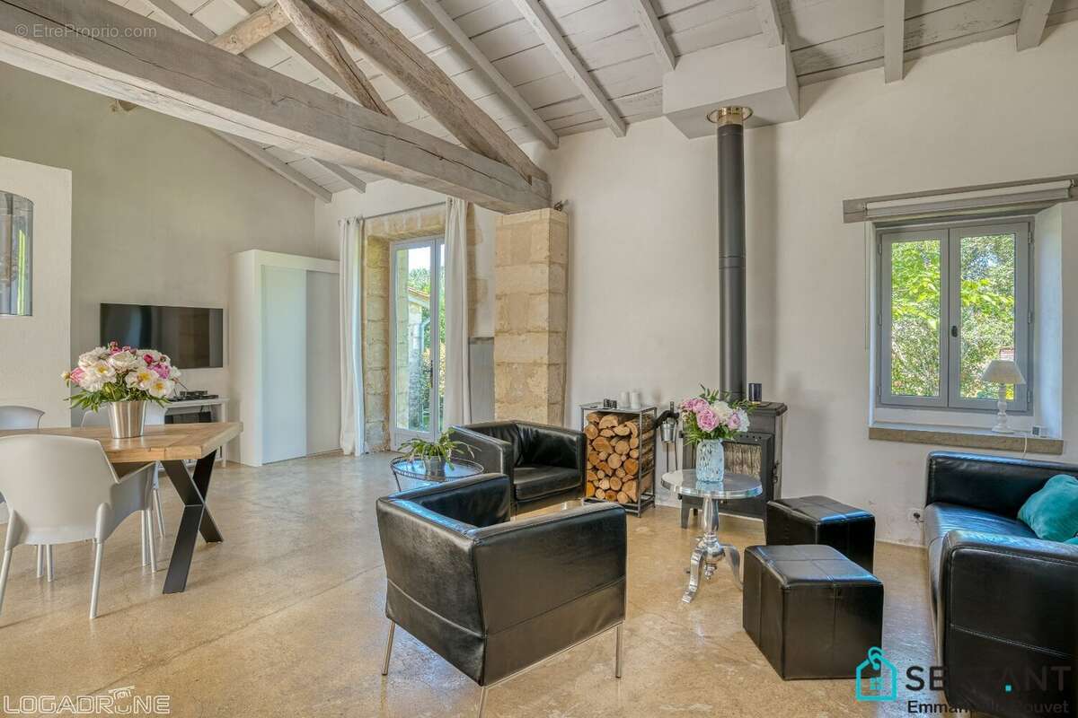 A 15 min de Bergerac, superbe propriété en pierre rénovée sur plus de 3 HA, 4 habitations, grange, superbe espace piscine - photo 4