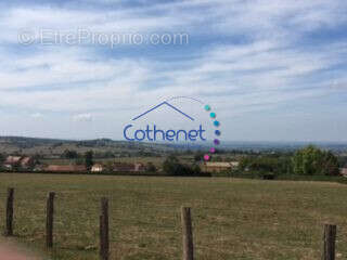 Terrain à SAINT-CHRISTOPHE-EN-BRIONNAIS