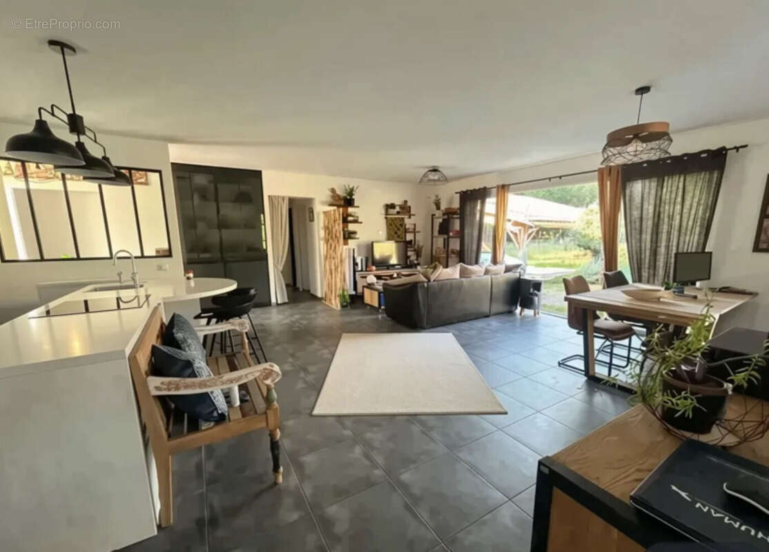Maison contemporaine récente de plain -pied, piscine et annexes - photo 8