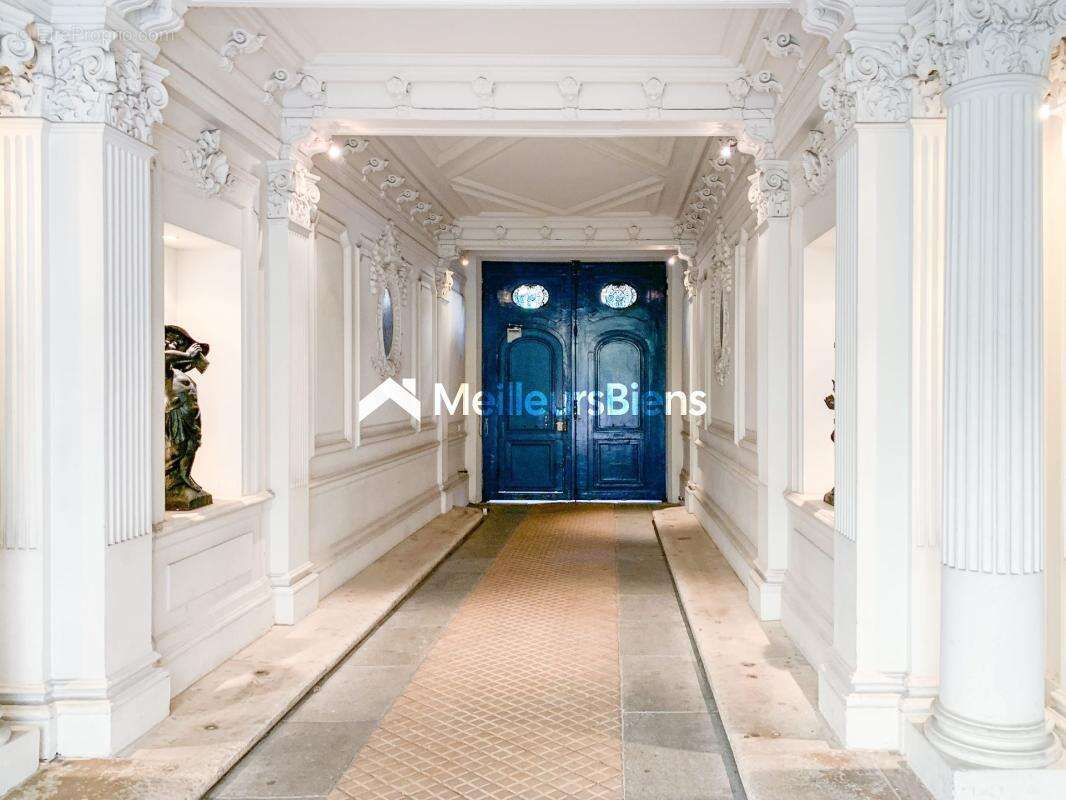 Appartement à PARIS-8E
