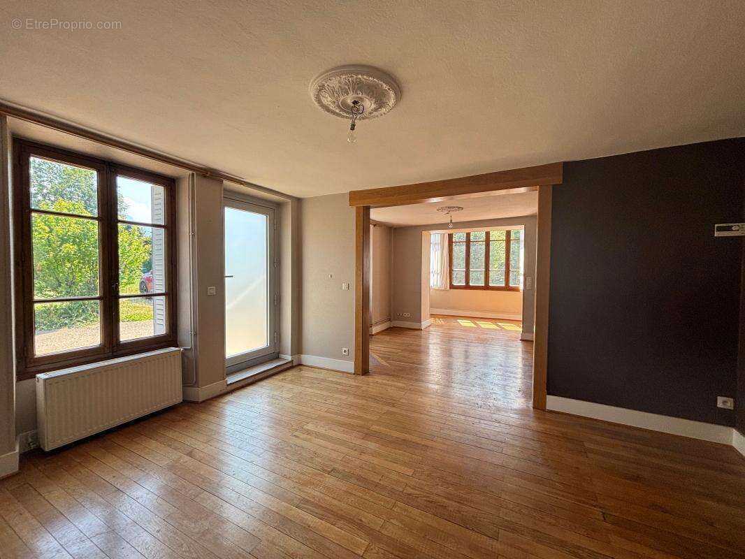 Maison à ENTRE-DEUX-GUIERS