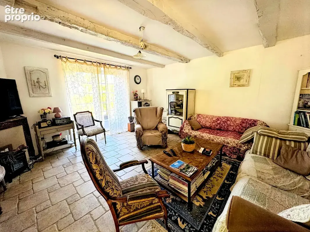 Ancien corps de ferme de caractère en pierre avec 5 chambres, grange, dépendances et un terrain en bord de rivière - photo 8