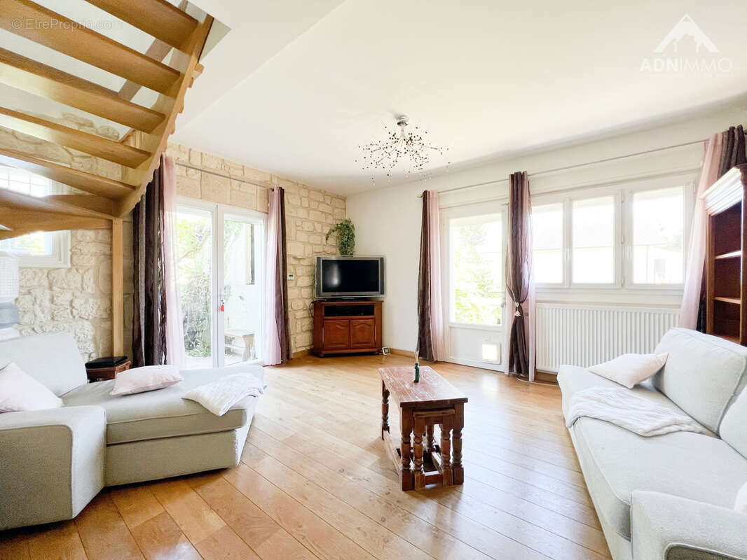 Maison à SAINT-GENIS-POUILLY