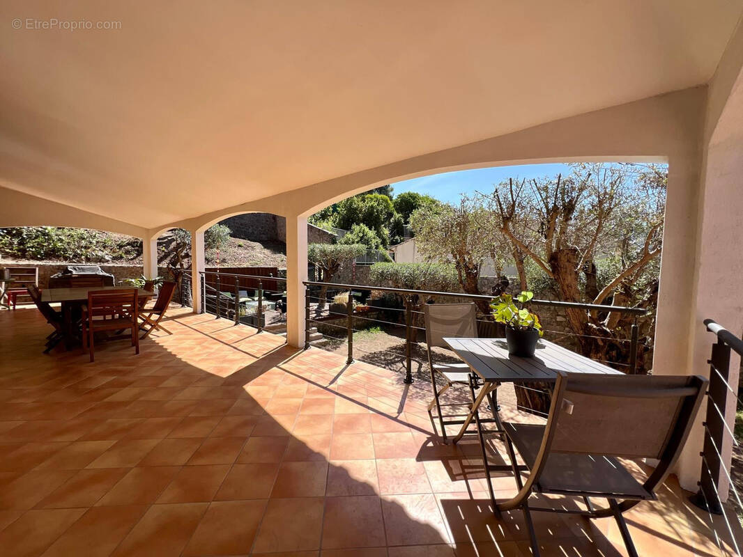 Maison à LE REVEST-LES-EAUX