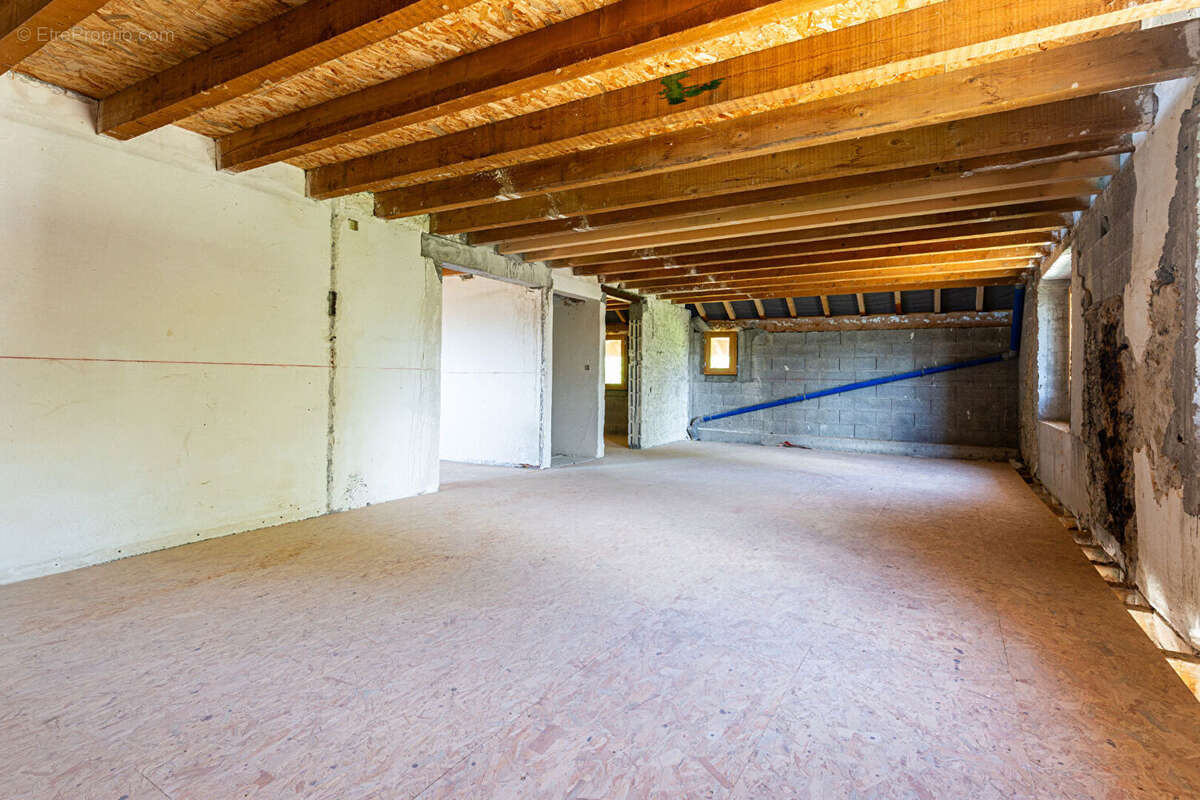 "cyprès" - thusy - a vendre en exclusivite - corps de ferme a renover 291m2 et annexes garage, caves & hangar 115m2 - toiture re - photo 12