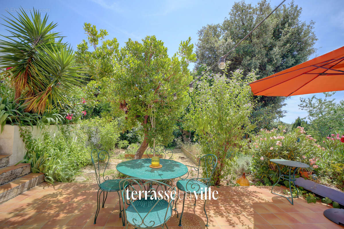 Appartement à CEYRESTE