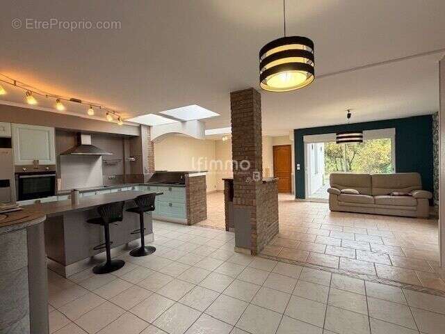 Maison à QUIEVRECHAIN