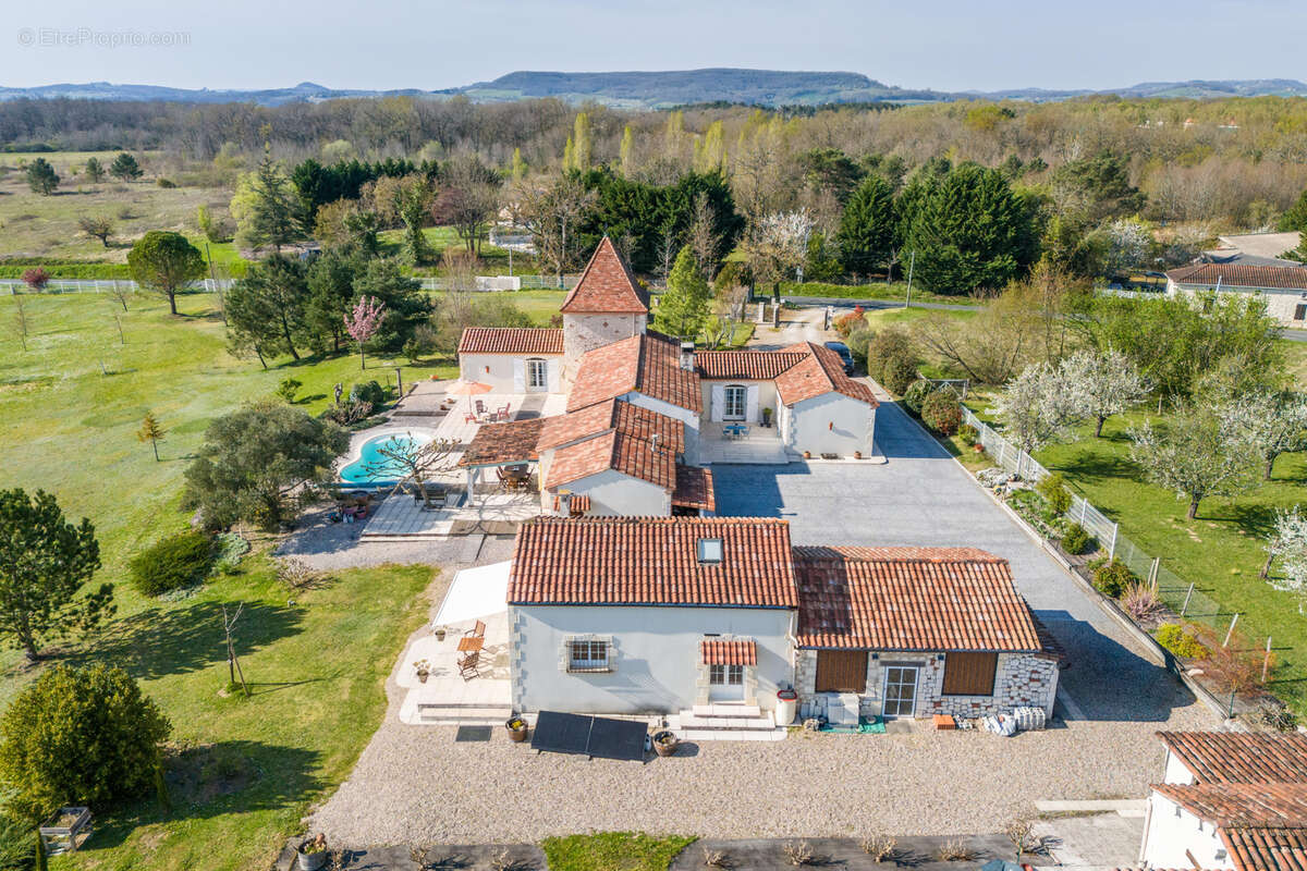 Propriété de campagne avec piscine, annexe, terrain, garage et lac - photo 12