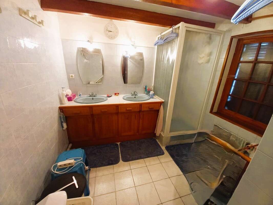 À seulement 10 minutes de Cognac  Grande maison familiale de 215 m² avec terrain constructible de 2 500 m²  DPE C - photo 15