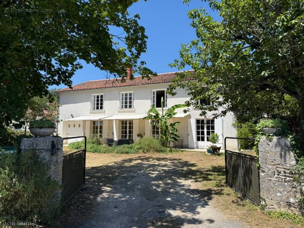 Maison à NANTEUIL-EN-VALLEE