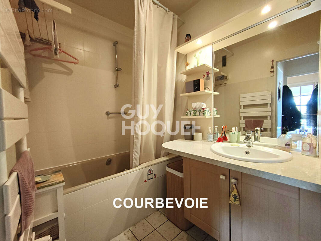 Appartement à COURBEVOIE