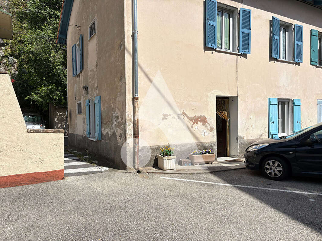 Appartement à LA ROQUETTE-SUR-VAR