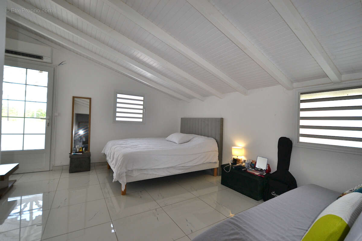 Superbe villa rénovée avec deux logements indépendants sur un terrain de 1 239 m2 - photo 14