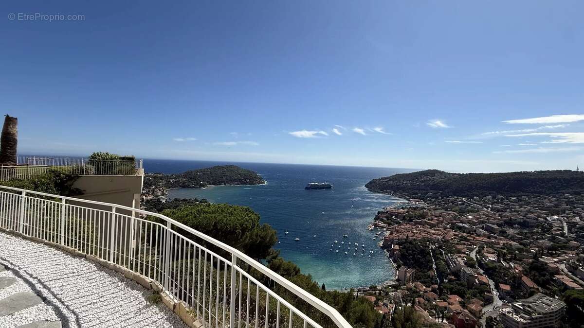 Villefranche-sur-Mer – Superbe 3 pièces rénové avec vue mer panoramique, vaste terrasse, garage et cave - photo 9