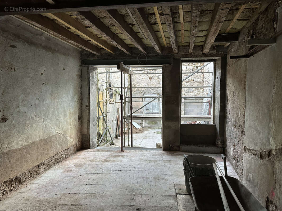 Immeuble de 180m2 à rénover. Toiture et plancher neufs. - photo 6