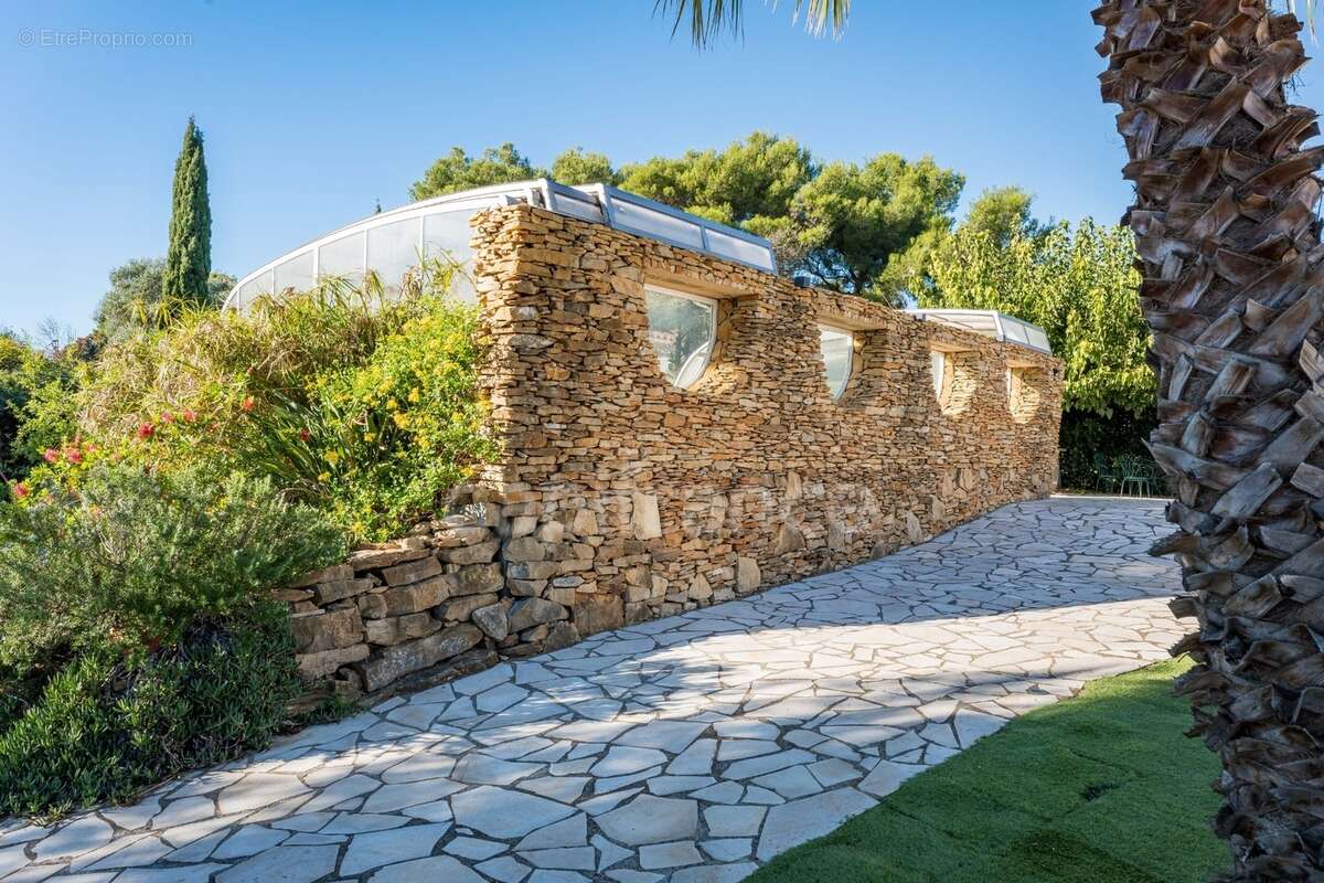 Maison à vendre 5 pièces LA CIOTAT (13) Terrain 3000 M2 Piscine,  Triple garage - photo 13