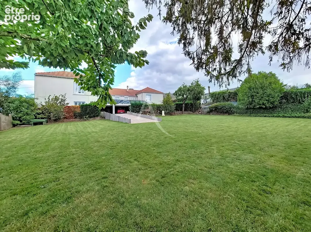 CHEMILLÉ - Maison de plain-pied - 6 chambres - 3 garages - Terrain 1 500 m² - photo 3
