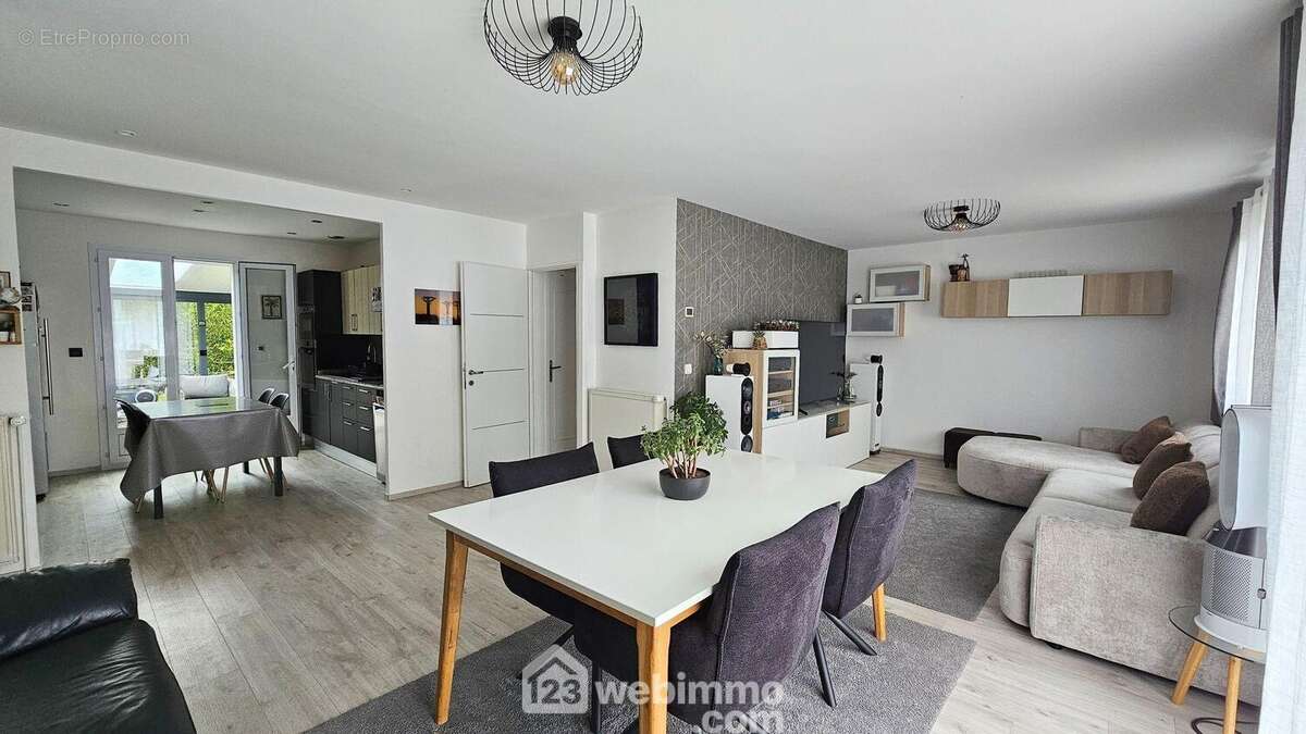 Une salle à manger avec son accès direct sur la cuisine. - Maison à MALESHERBES