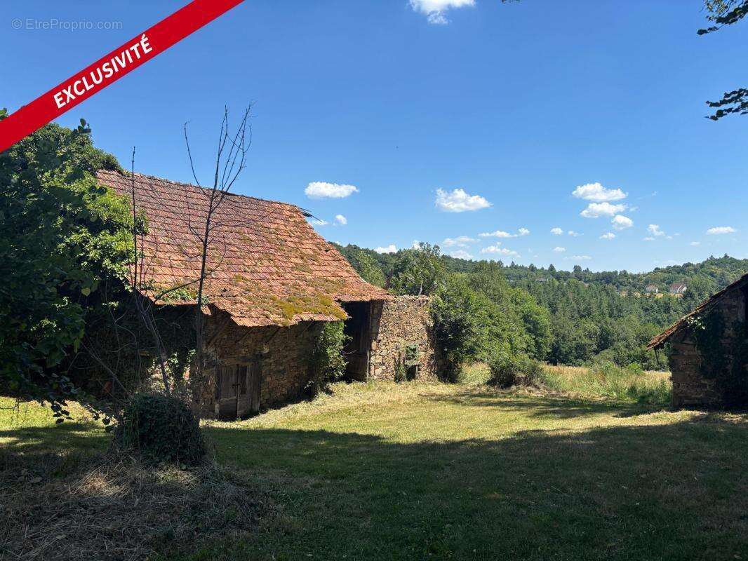 Fermette à restaurer sur 26878 m² de terrain avec cours d'eau - photo 2