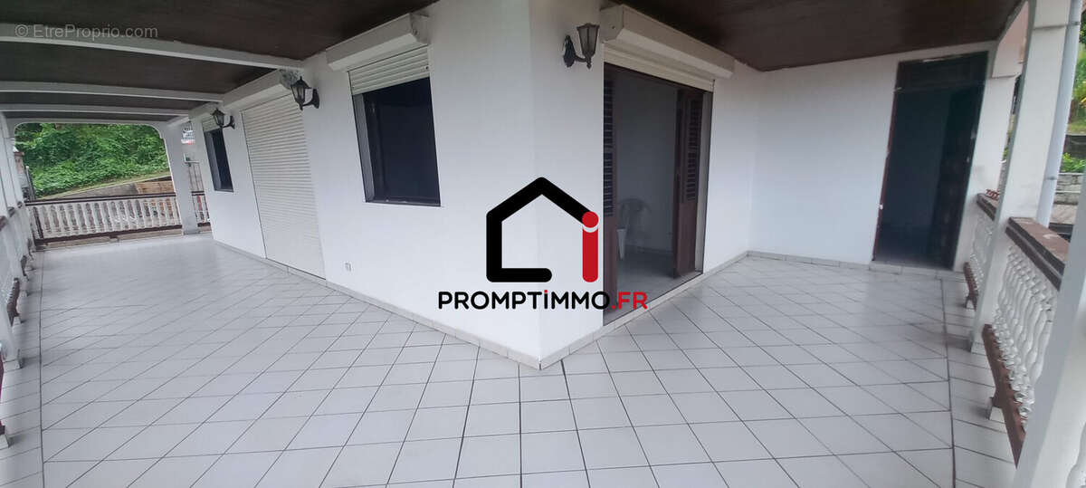 T4 - TERRASSE EN L - Maison à LE ROBERT