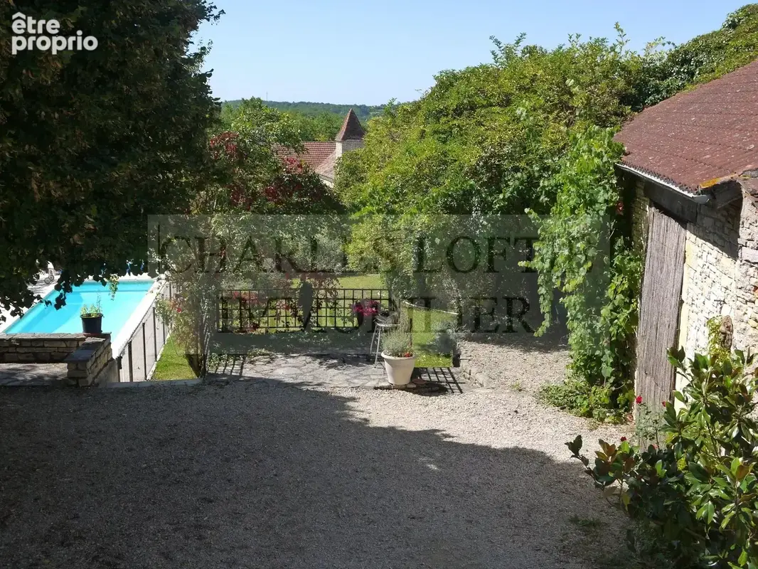 Maison de village spacieuse en pierre, grange et piscine dans jardin clos. - photo 3