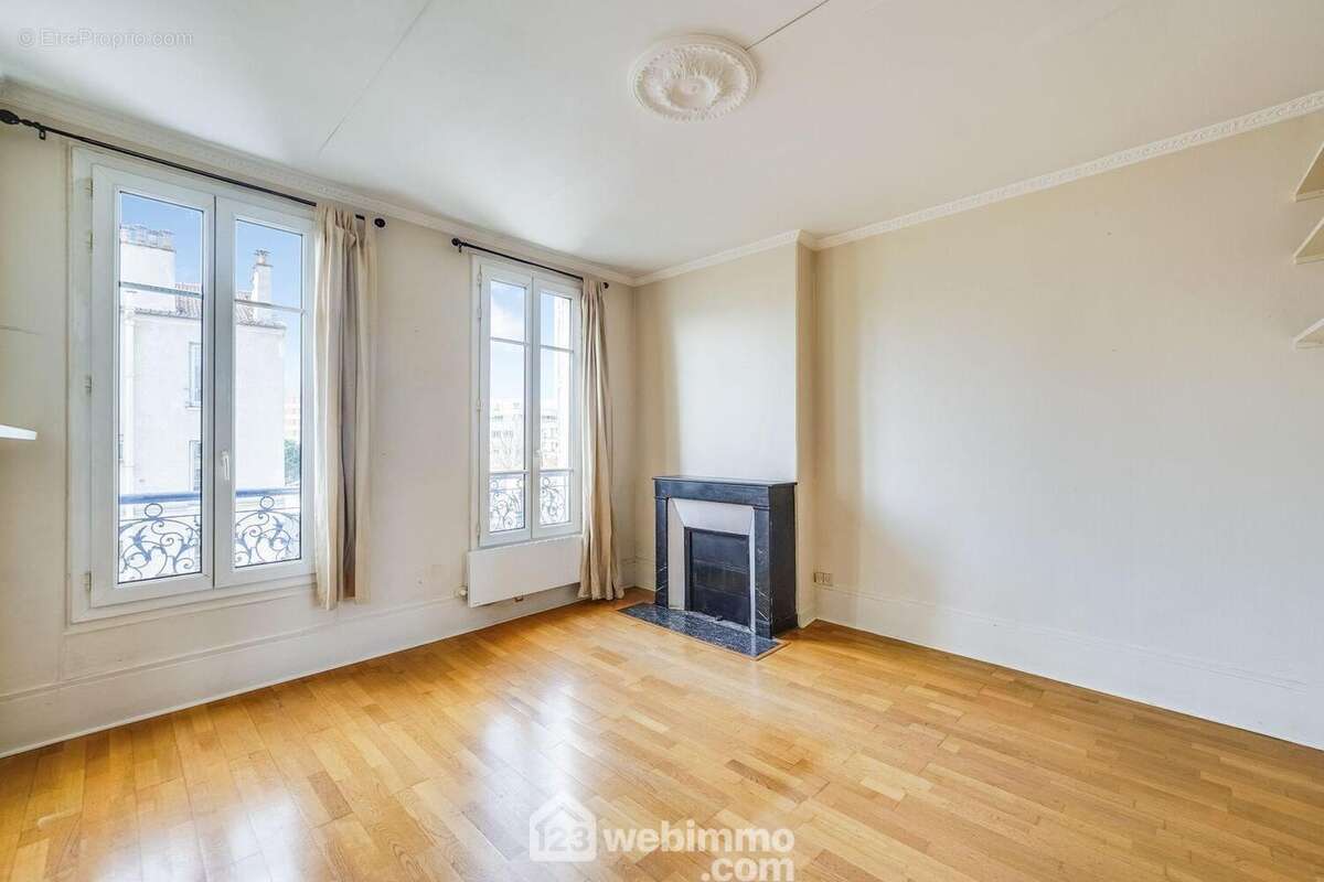 Salon avec cheminée au calme - Appartement à MALAKOFF