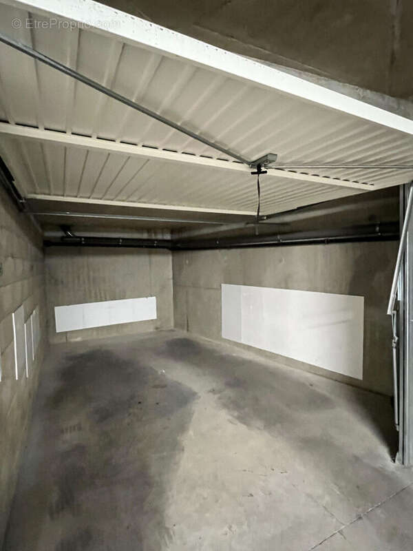 Parking à SAINTE-FOY-LES-LYON