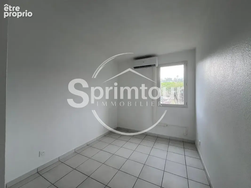 SAINT-CLAUDE - Appartement T3 rénové avec terrasse dans une résidence sécurisée avec piscine - photo 10