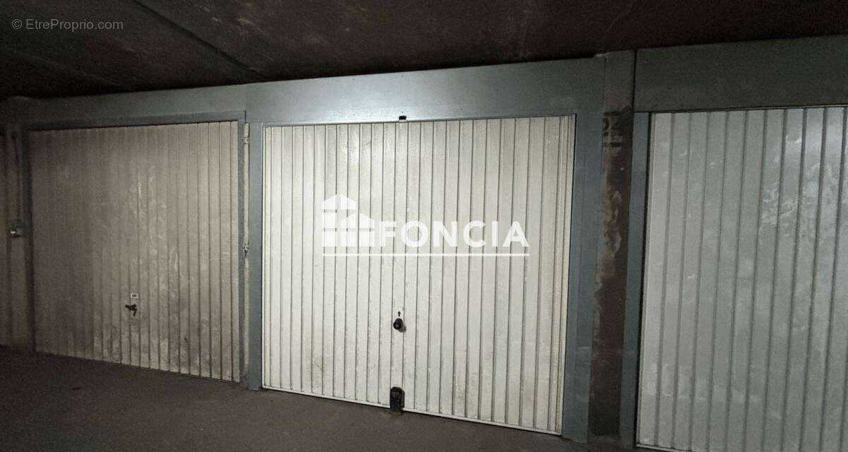 Parking à PARIS-18E