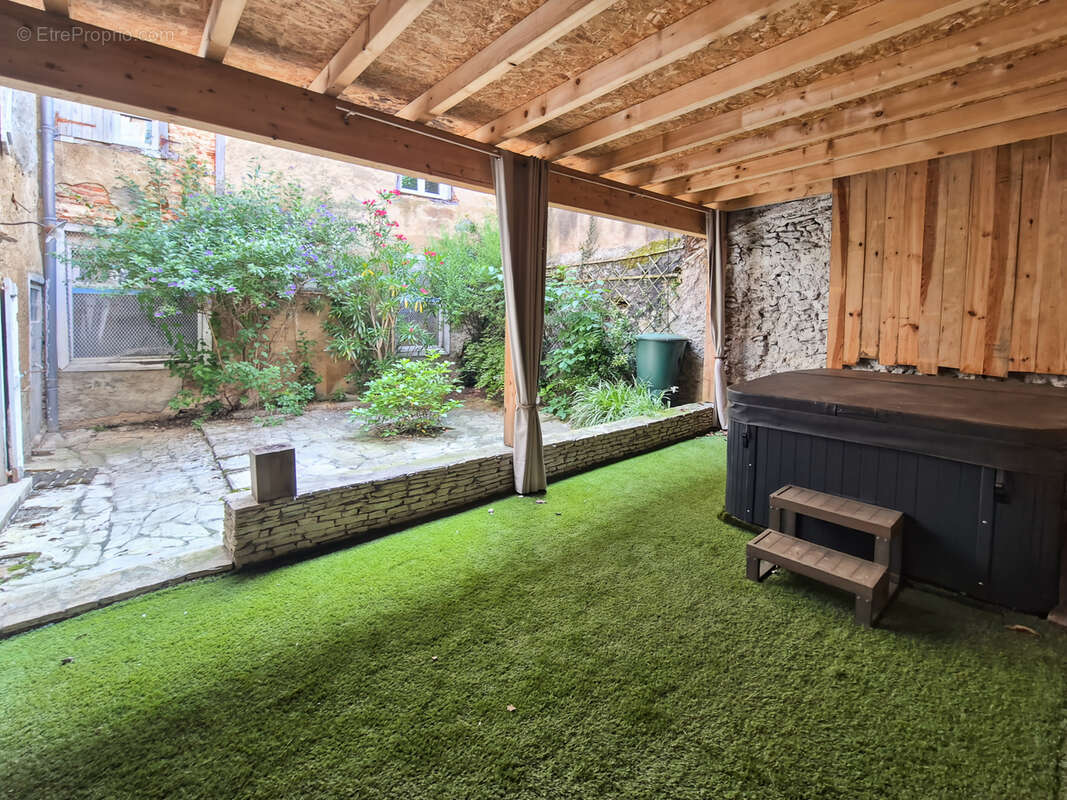 Maison de ville T5 de 172m2 avec 2 garages, cour et terrasse suspendue - photo 6