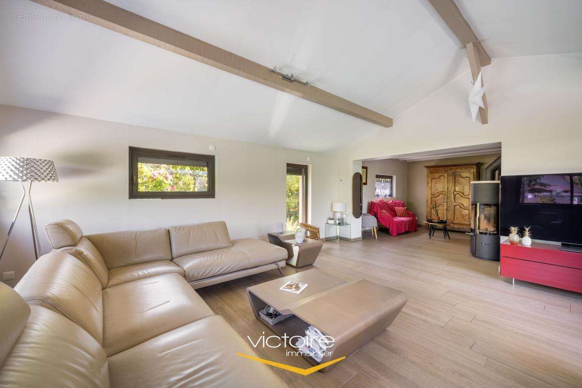 GENAS - Maison T5 avec jardin paysagé de 804 m2 avec piscine - photo 6
