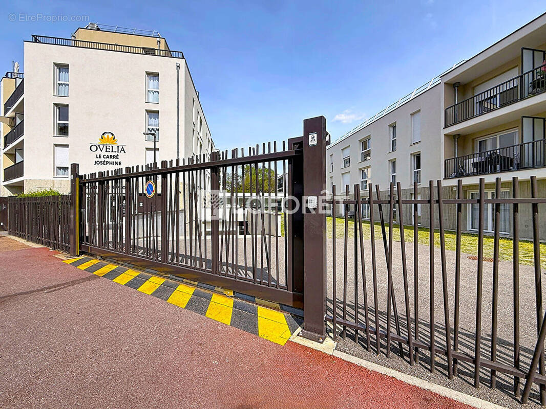 Parking à CHALLES-LES-EAUX