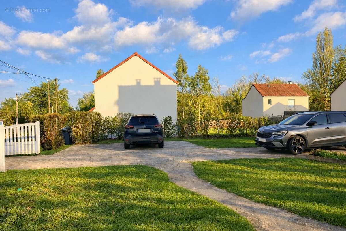 Maison à SAINT-MAURICE-MONTCOURONNE