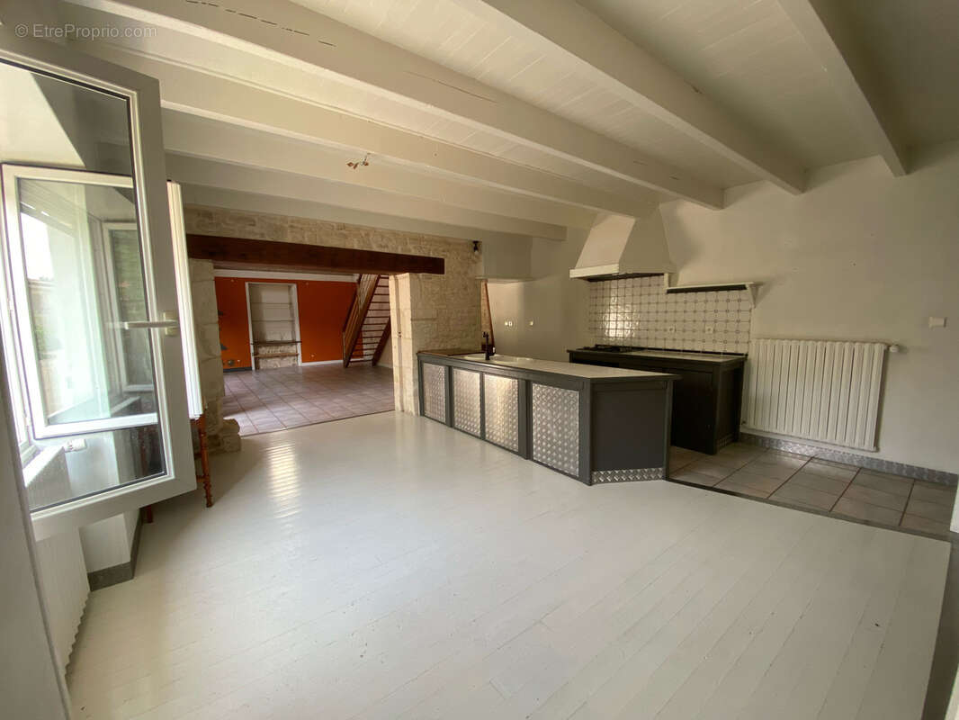 Maison en pierres, jardin, garage, préau, dépendances. - photo 5