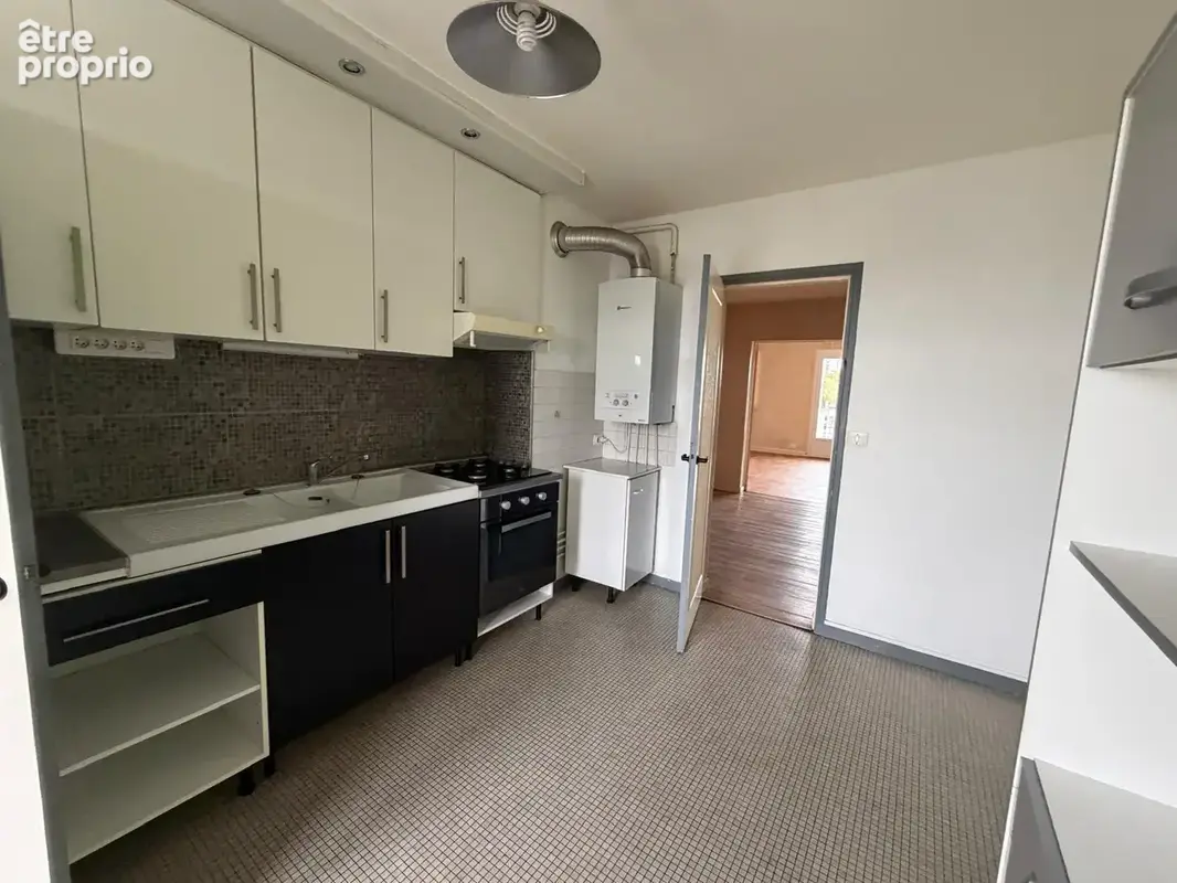 à Orléans : appartement 4 pièces avec 2 places parking et balcon traversant ascenceur - photo 2