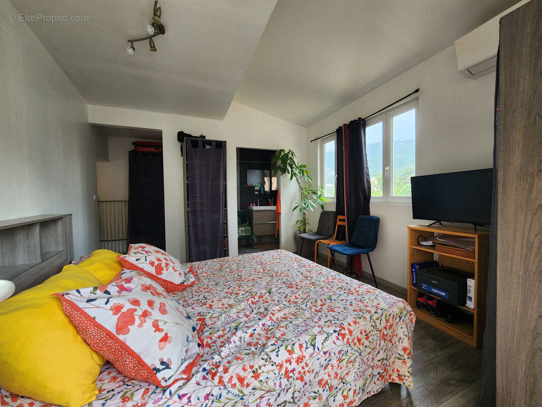 Centre ville: appartement 70m2 renove au rdc, 1 chambre, terrasse et cave - photo 9