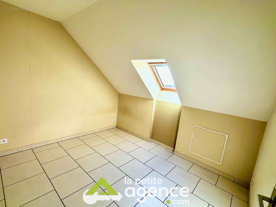 St Doulchard, vend pavillon type 5, 103 m2 habitable environ, jardin et garage - photo 9