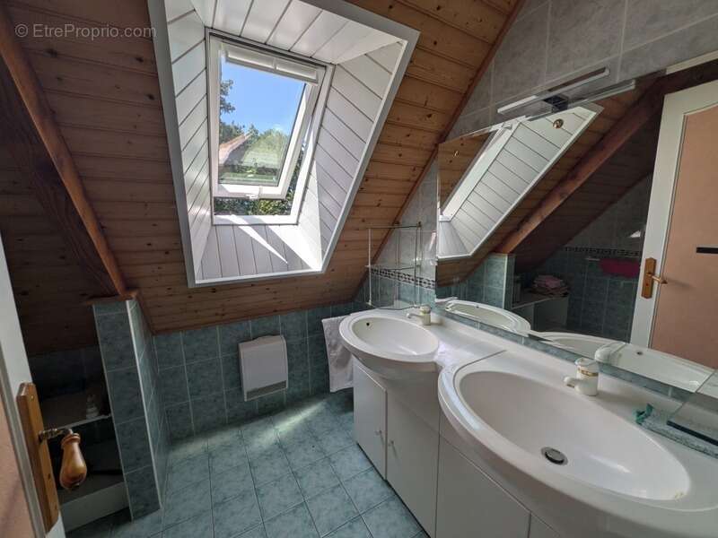 Priziac propriété composée d'une maison de type néo bretonne de 8 pieces en tres bon etat general grande dépendances parcelle de - photo 18