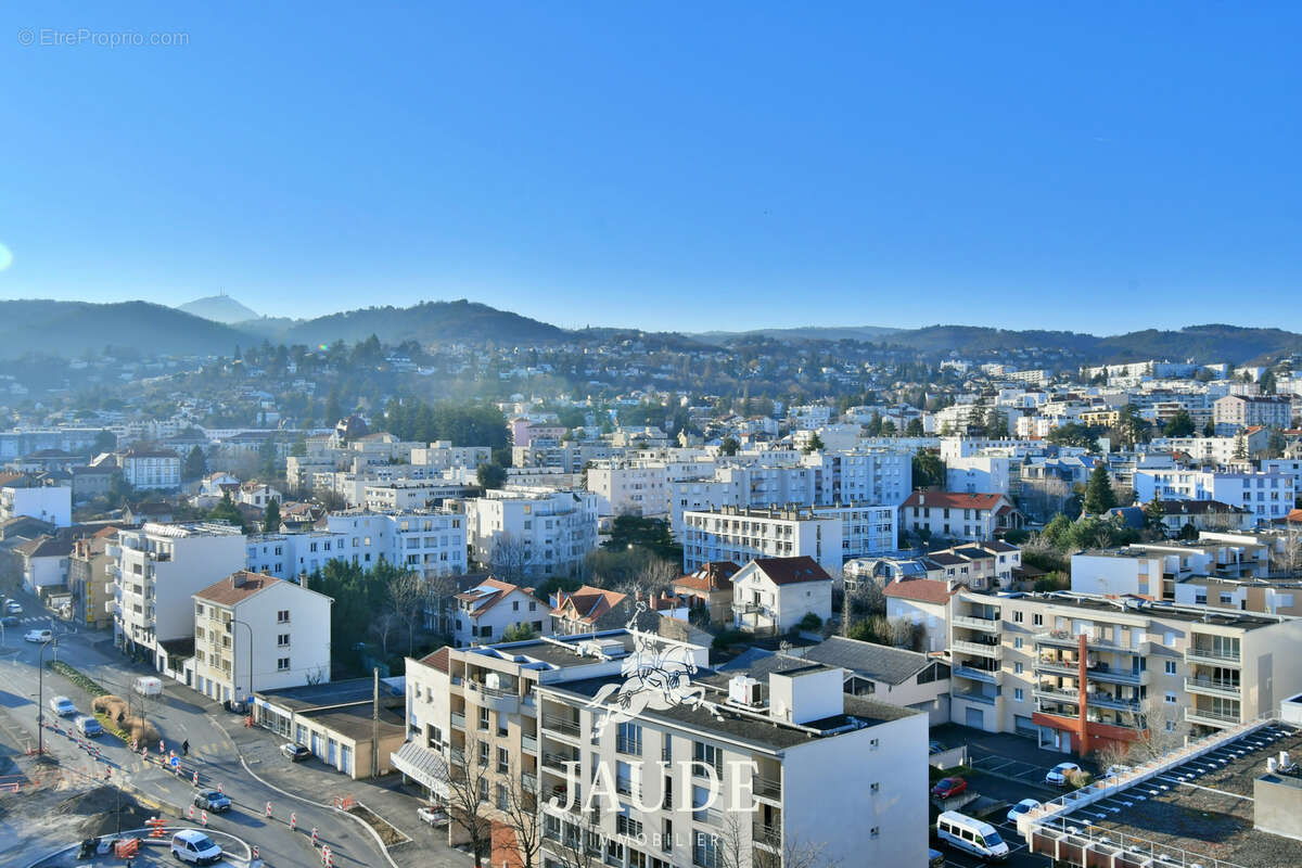 F3 de 70m2 ENTIÈREMENT RÉNOVÉ (2025) et Parking - Vue Puy de Dôme - photo 4