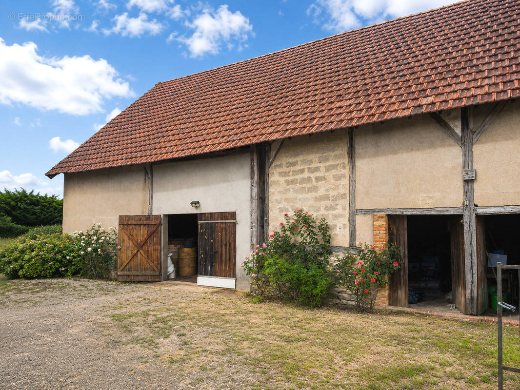 Hangar 140 m² - Maison à GERGY