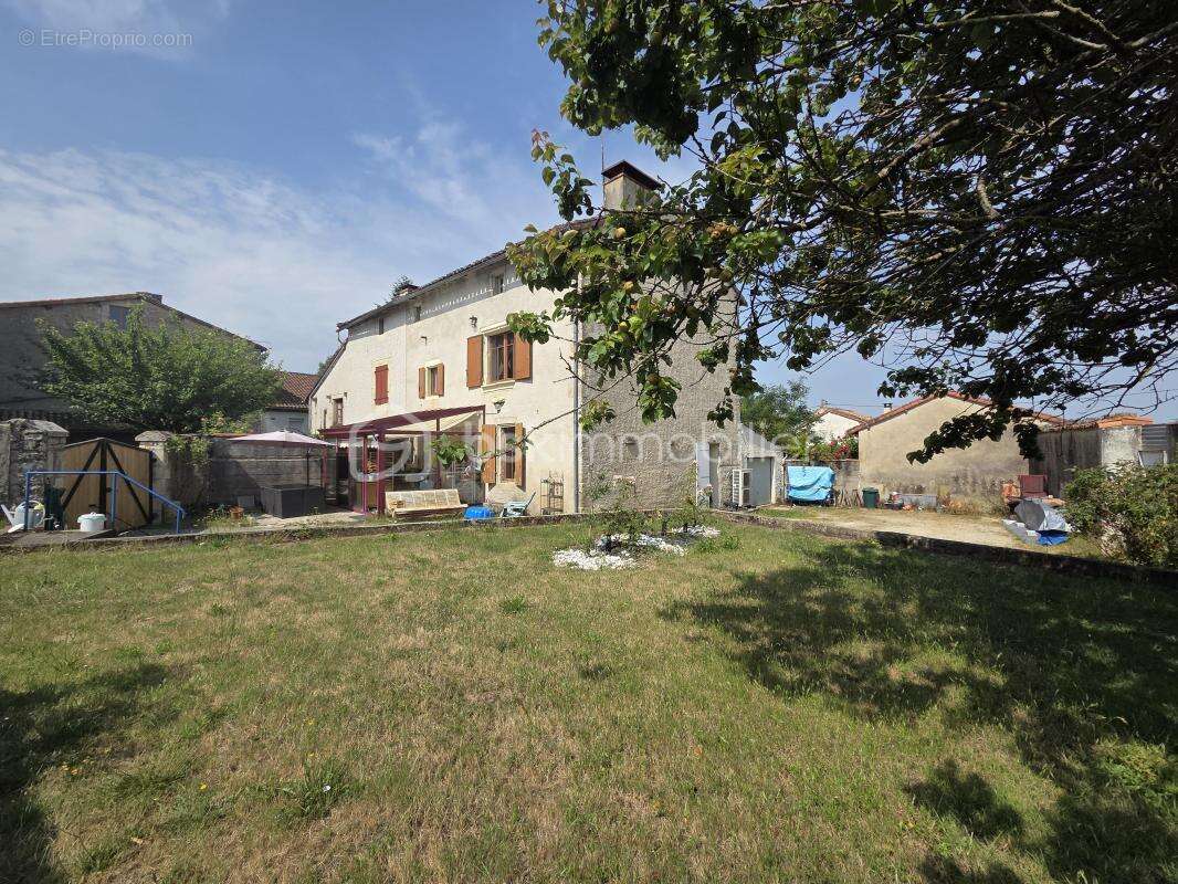 Maison à LIMALONGES