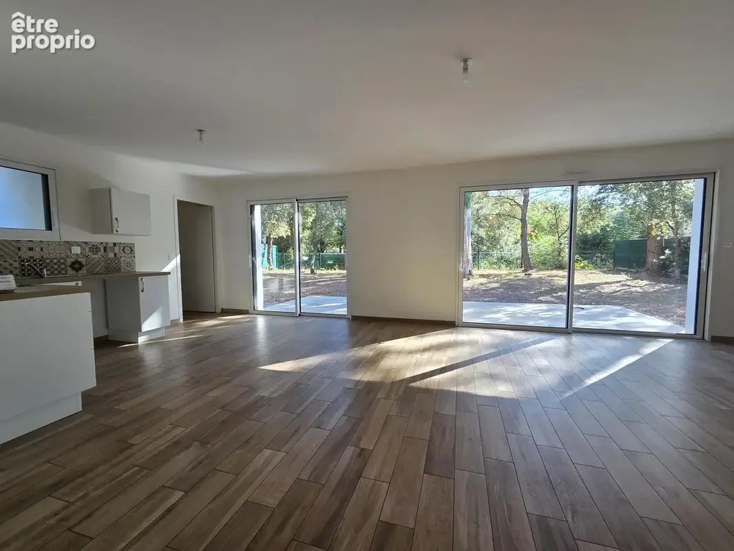 3 chambres + garage sur un beau terrain boisé de 800 m2 - photo 2