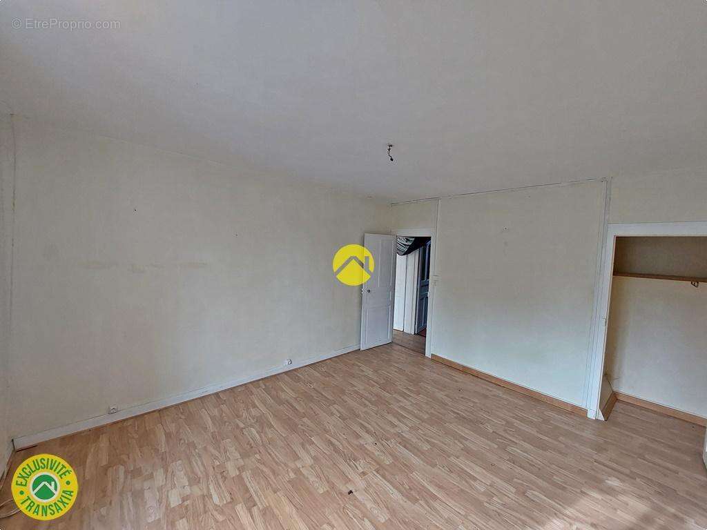 Maison avec dépendance et terrains - photo 13