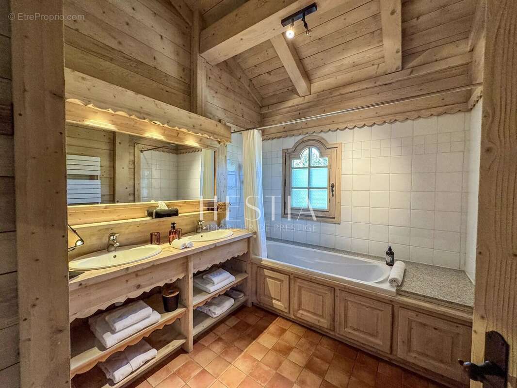 Commerce à COMBLOUX