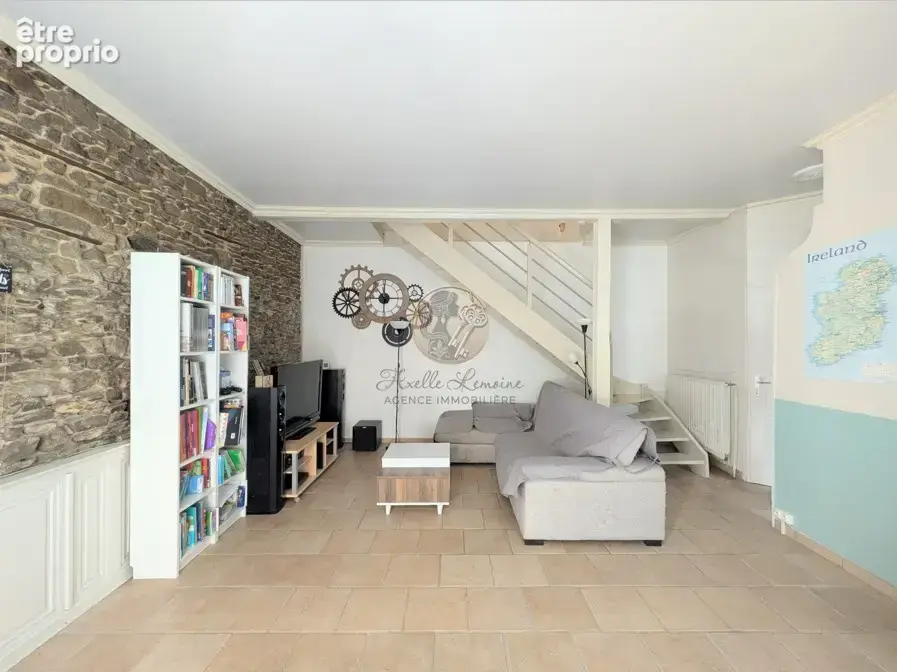 Saint-Martin-la-Plaine   Maison de village de caractère avec terrasse de 30m2 ombragée au cœur du village - photo 10