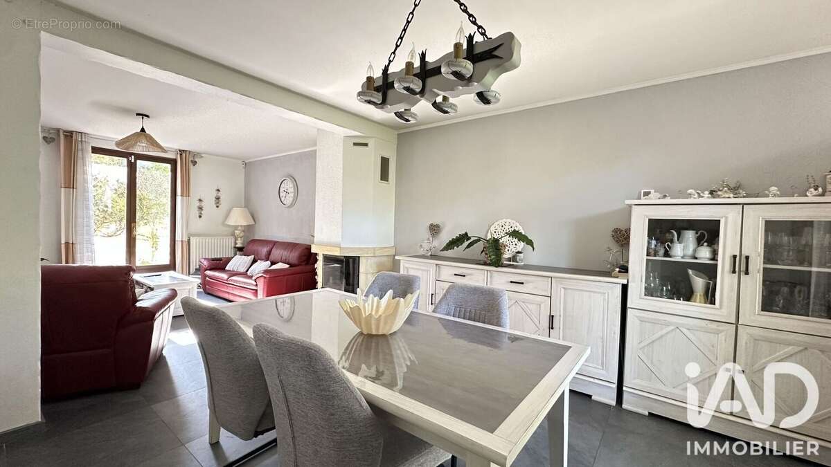 Maison 105 m² à Sainte-Genevieve-Des-Bois  - photo 2